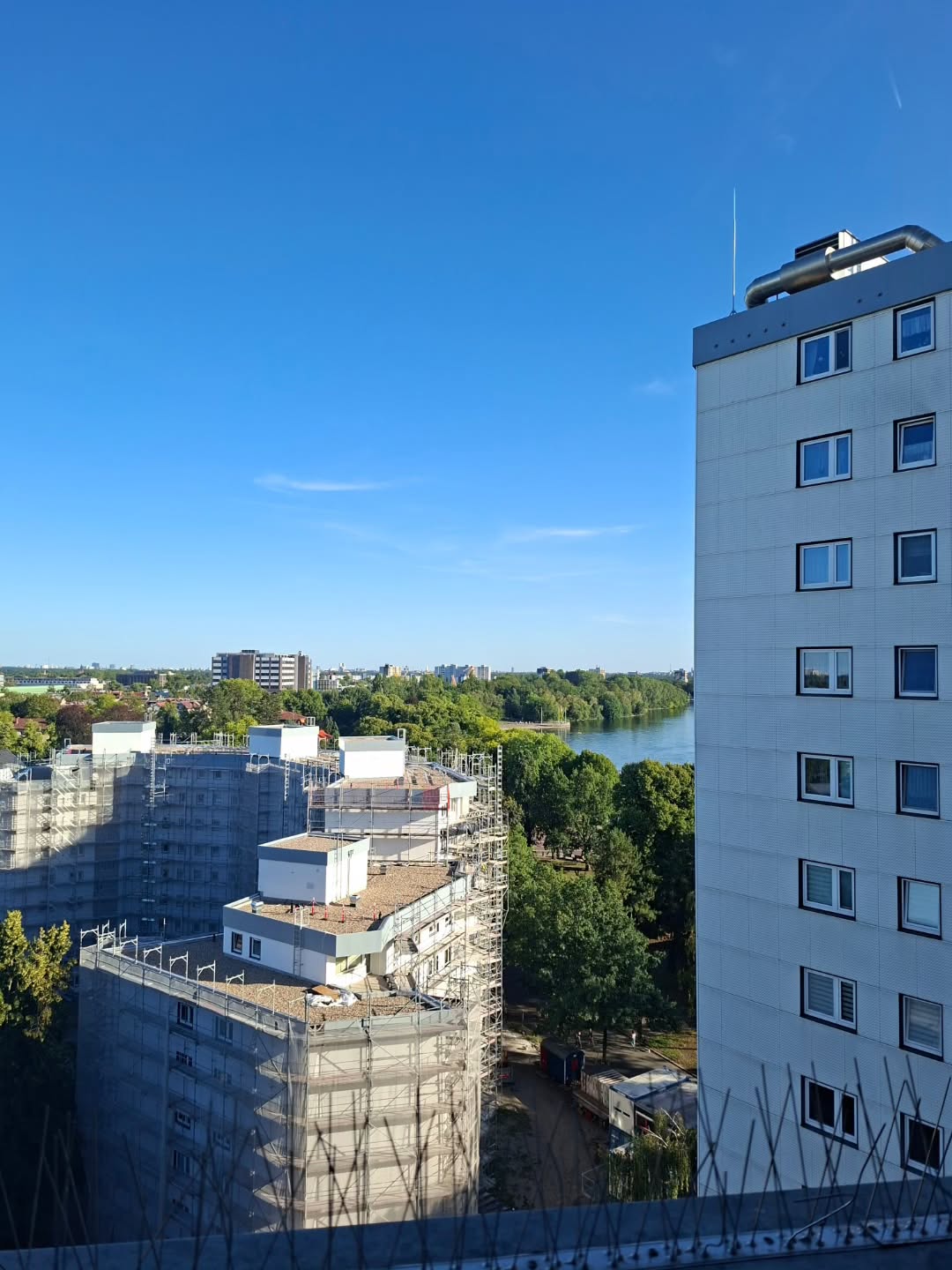 Instagram: Hammer Ausblick auf unsere Stadt. Bei unseren Haustürgesprächen schätze ich die vielen Perspektiven unglaublich Ich komme an Orte, wo ich sonst wahrscheinlich nie gewesen wäre.